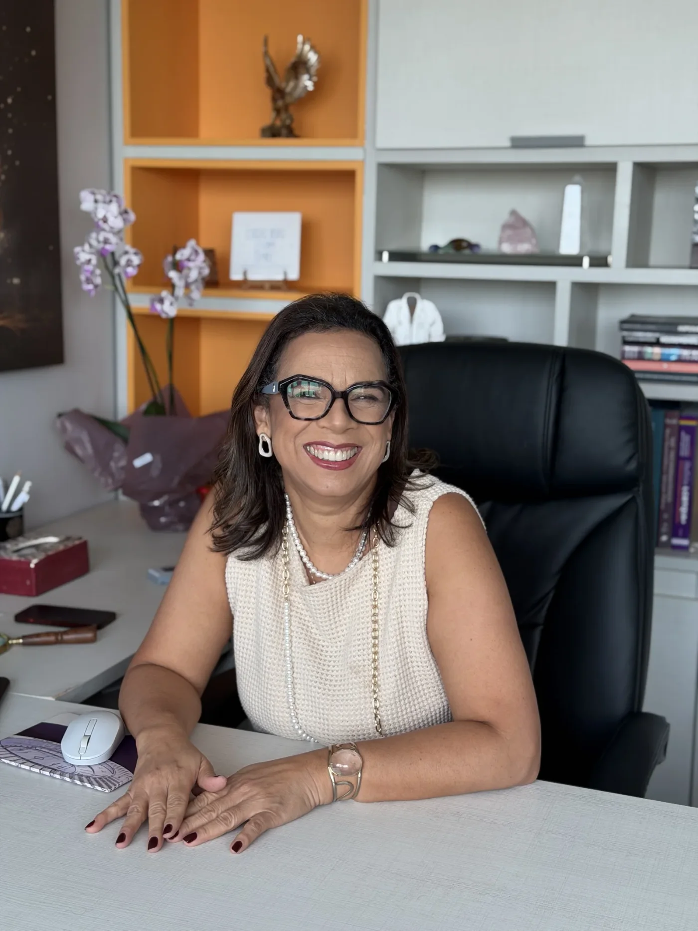 Dra. Valéria Modestto sorrindo em seu consultório